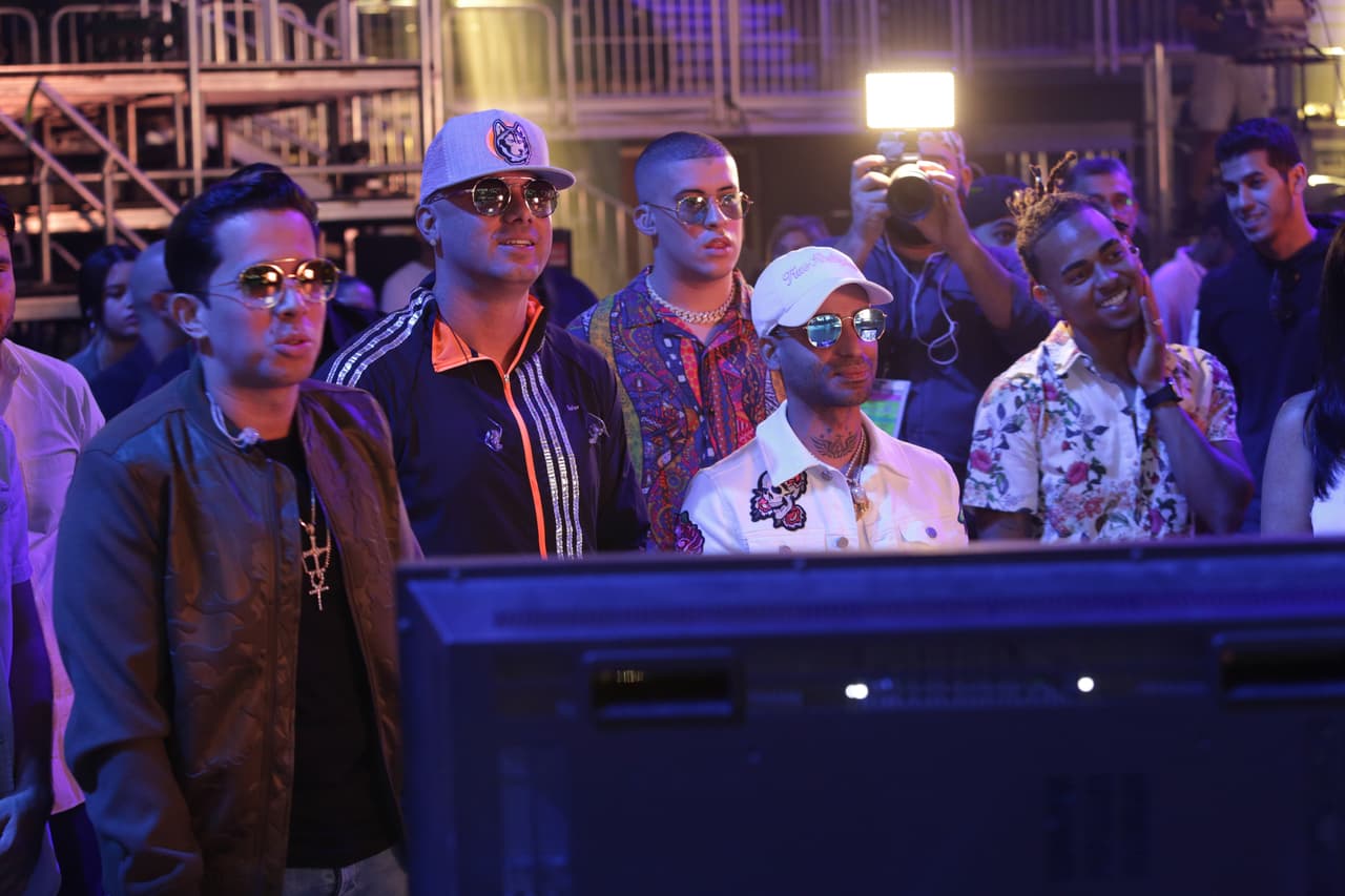 De la Guetto, Wisin, Bad Bunny, Arcángel y Ozuna súper atentos con todo lo que pasaba en el Watsco Center.