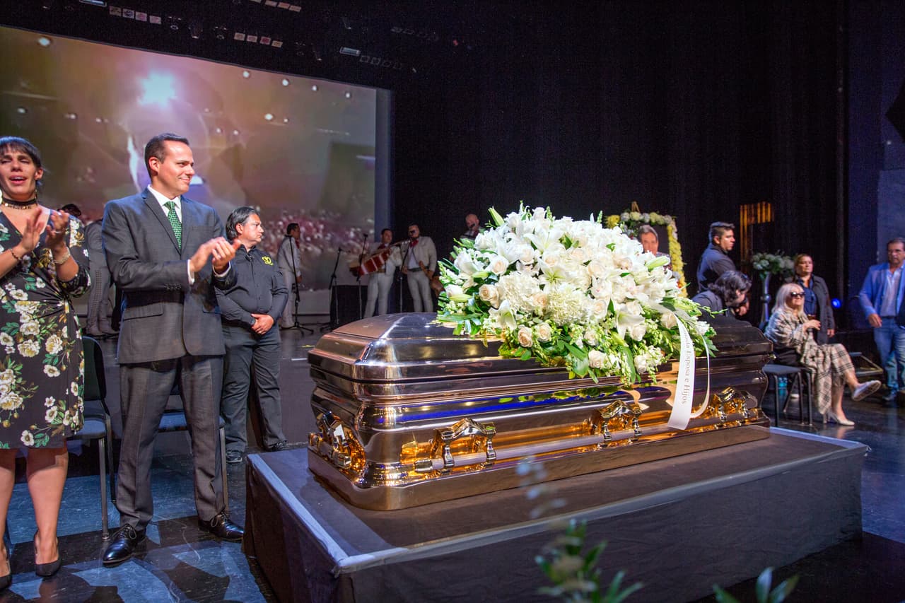 La muerte de José José, el “Príncipe de la Canción”, fue anunciada el sábado 28 de octubre en Miami y los hijos del primer matrimonio del cantante, Marysol y José Joel, llegaron a la ciudad el domingo.