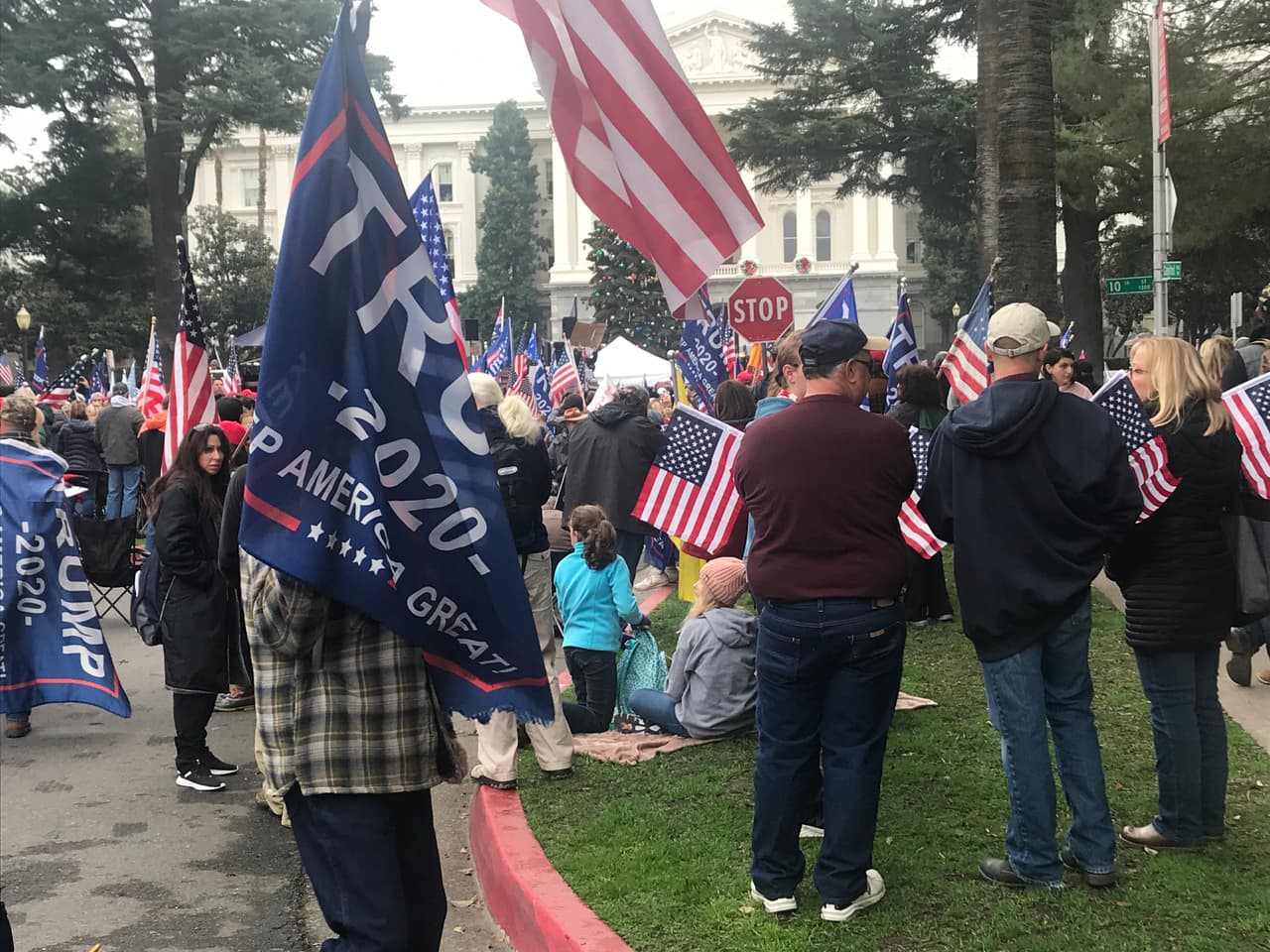 Apoyantes de Trump, miembros del grupo de ultraderecha Proud Boys, y hasta personas que piden retirar al gobernador de California estuvieron presentes.