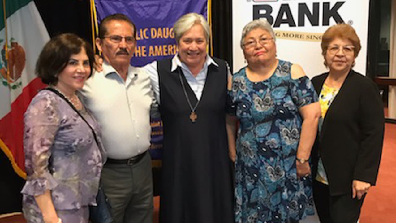Treviño estudió su carrera universitaria en el Valle del Río Grande en el estado de Texas.