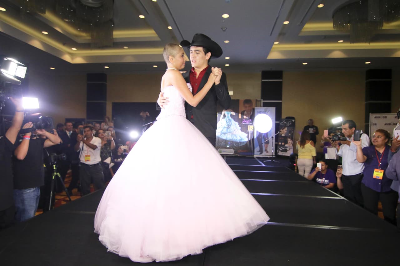 El hijo de Joan lució muy elegante, pero no se quitó el sombrero.