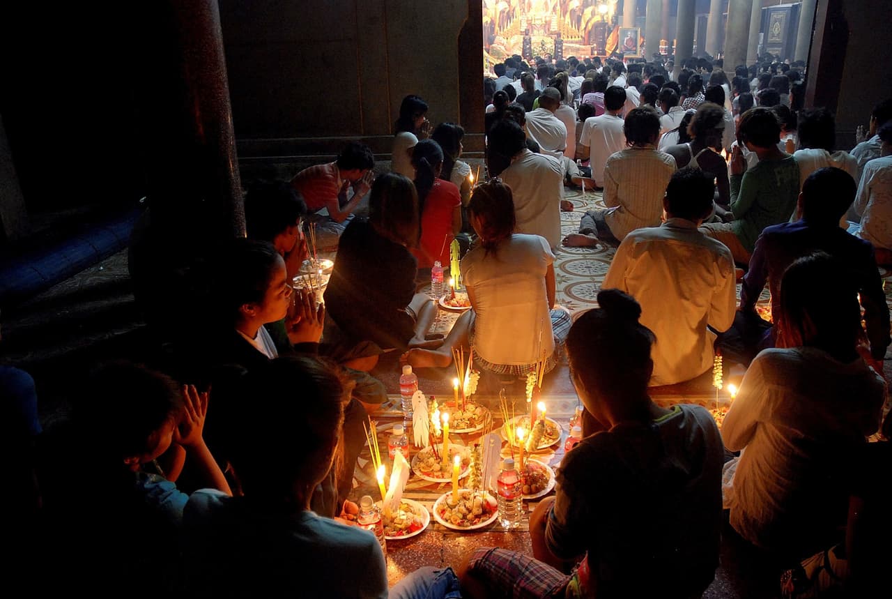 <b>‘Pchum Ben’</b>
<br>
<br>Esta tradición se celebra desde finales de septiembre hasta la mitad de octubre en Camboya.
<br>
<br>Las familias budistas se juntan para mostrar respeto por los fallecidos y también para homenajear a los ancianos. Se visitan los templos llevando ofrendas de flores y alimentos.
<br>