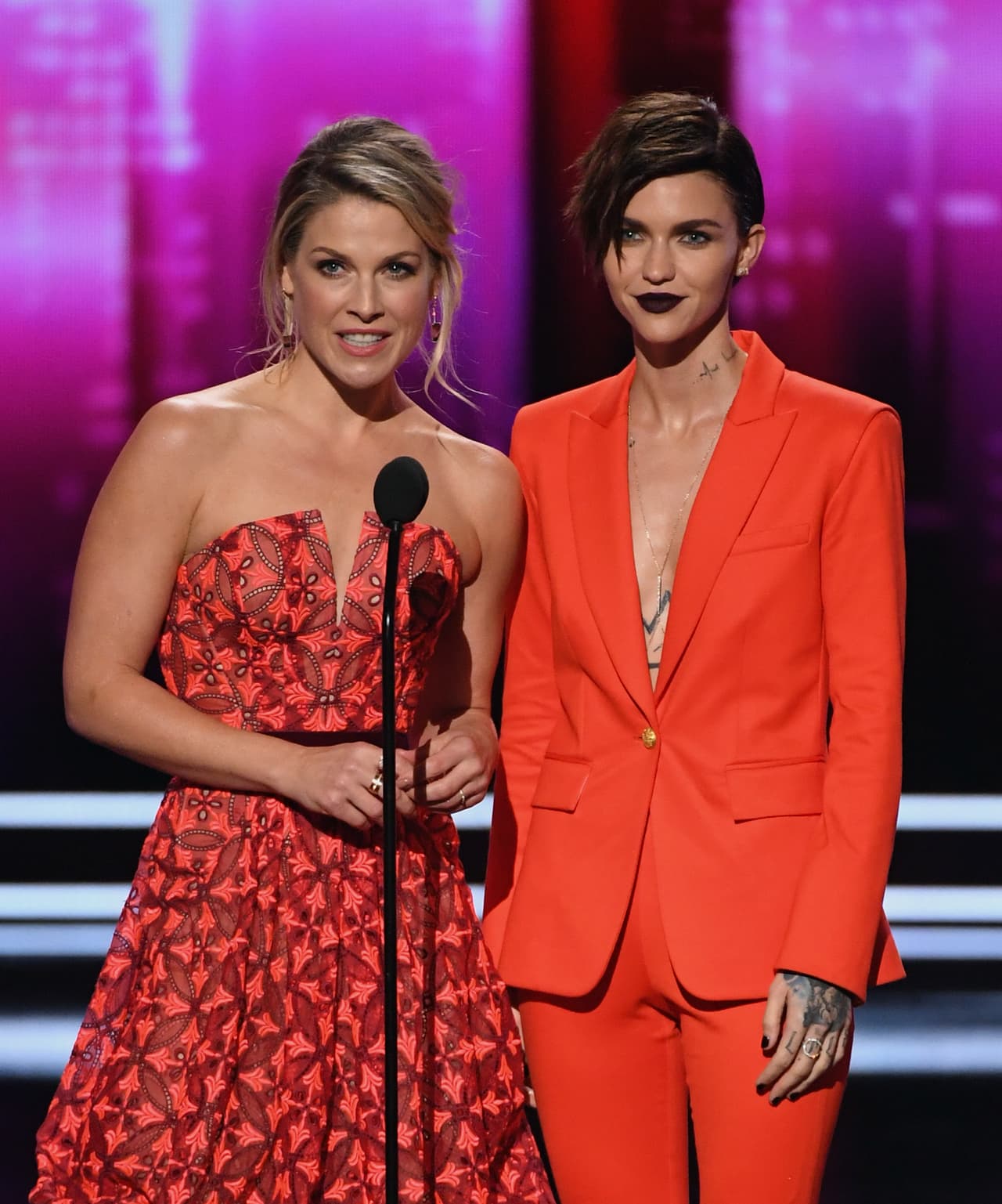 Ali Larter y Ruby Rose, quienes aparecerán en 'Resident Evil: The Final Chapter' presentaron al ganador a Mejor Canción.
