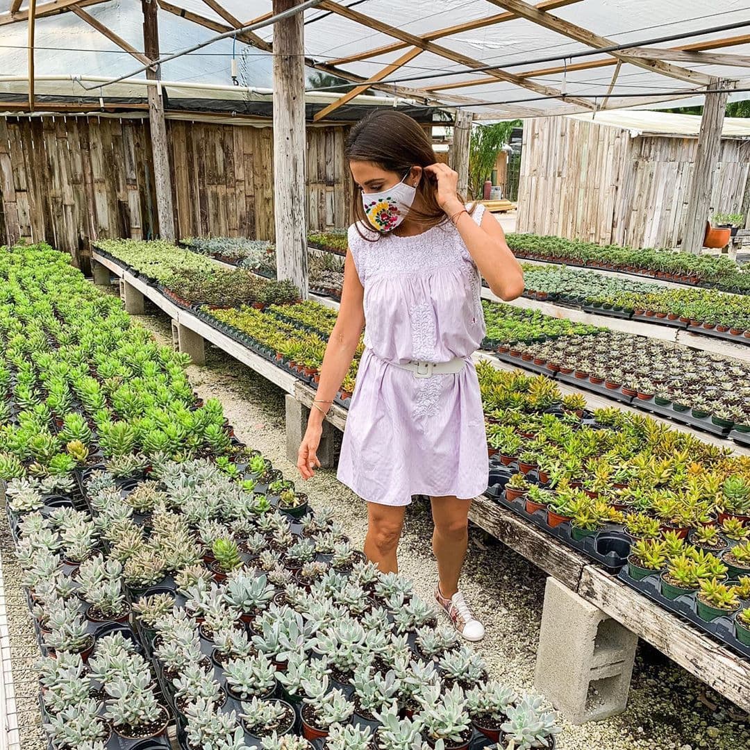 La conductora de raíces hondureñas es amante de la naturaleza y recientemente compartió una de sus visitas al vivero, en el que observó las plantas que sobresalen en la estación.