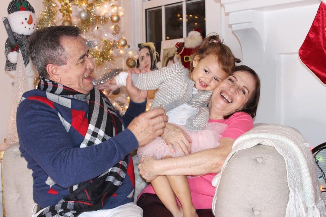 Pero también se goza de lo lindo la compañía de sus abuelitos, quienes fascinados la cuidan mientras sus papis salen a trabajar.