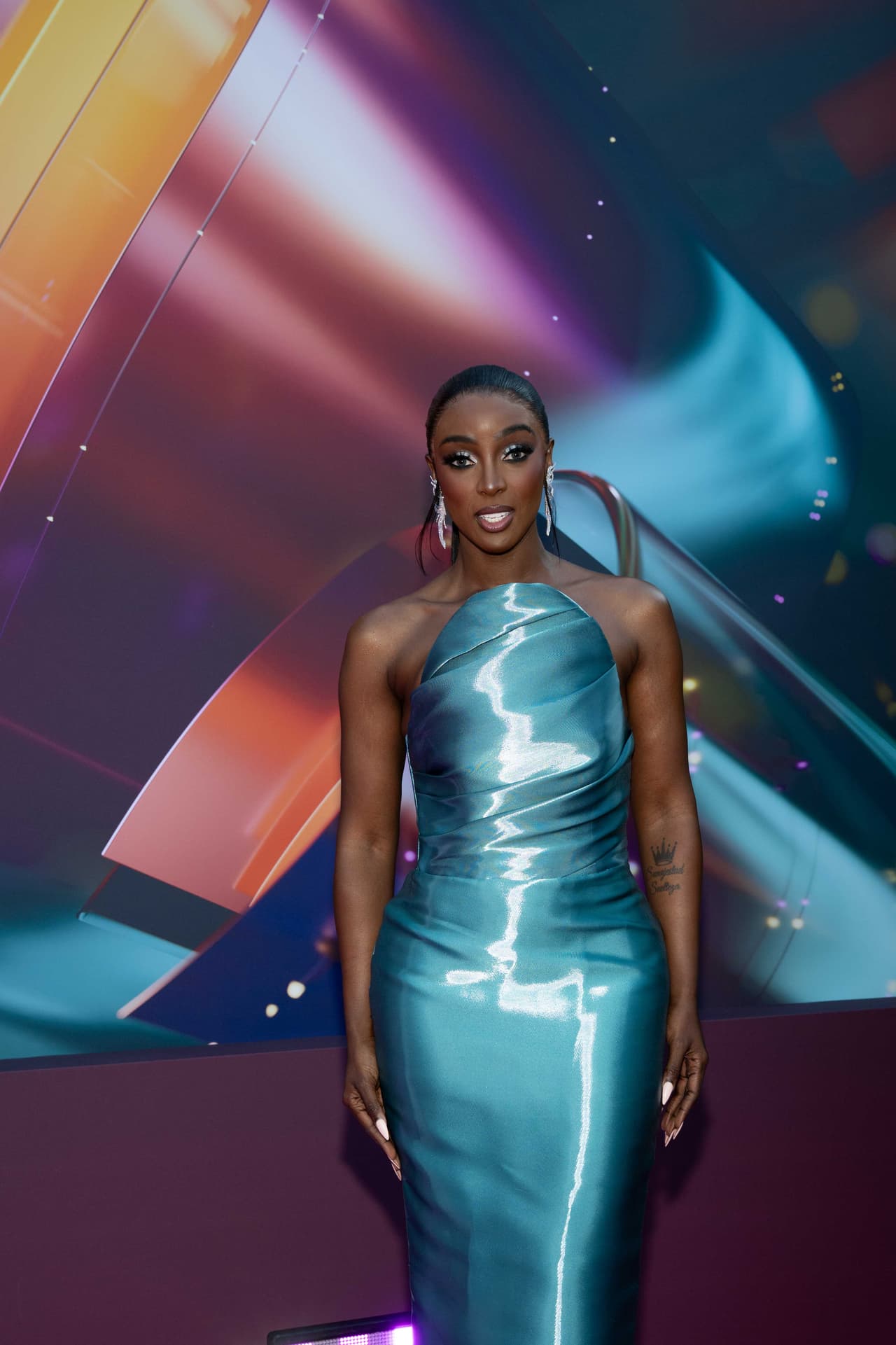 Amara La Negra lució electrizante con este vestido verde metálico.