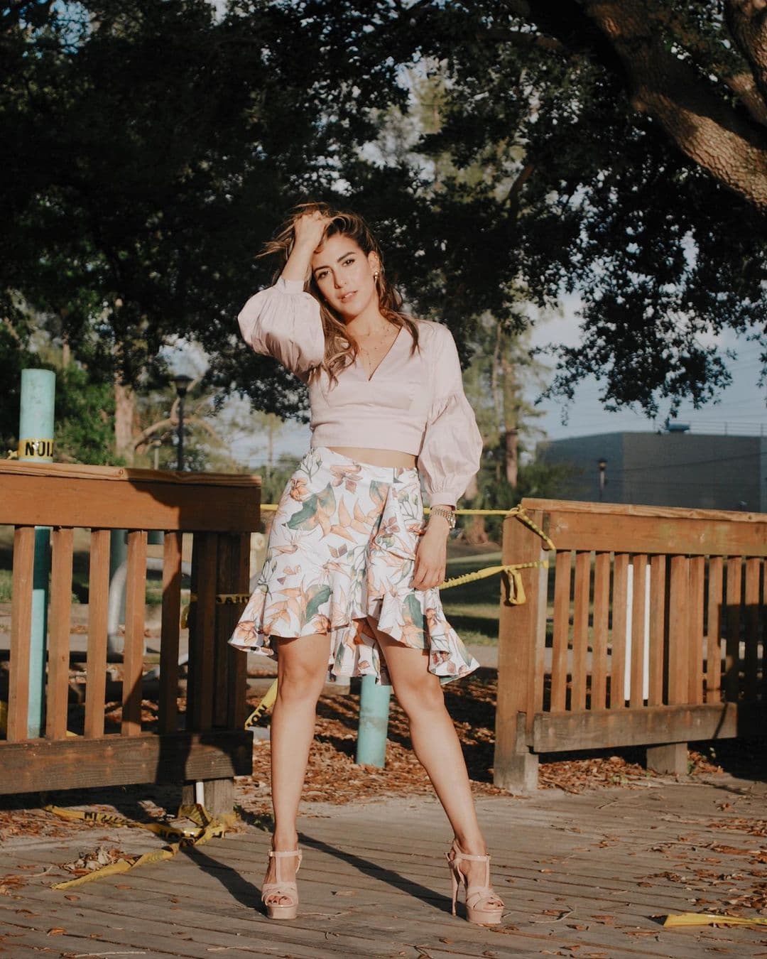 Los colores pasteles y claros también son parte de esta temporada primaveral, así que seguramente la veremos con más looks con este tipo de tonalidades.