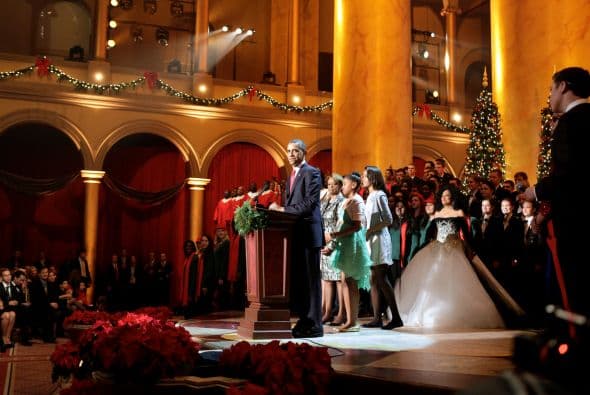 Antes del concierto, Obama, acompañado de su esposa, Michelle, y las hijas de ambos, Sasha y Malia, entregó una canasta de libros a cuatro ex pacientes del centro que estaban vestidos de elfos.