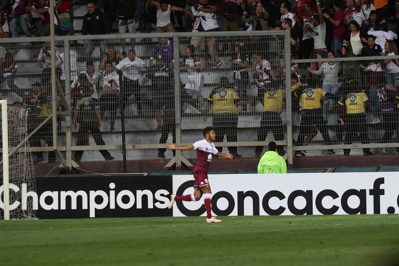 Johan Venegas se encargó de darle ventaja de 1-0 al Saprissa, una que no habrían de perder el resto del encuentro aunque estuvo en riesgo un par de ocasiones.