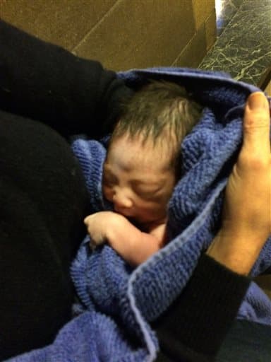 Una mujer abandona a un bebé en el pesebre de una iglesia en NY