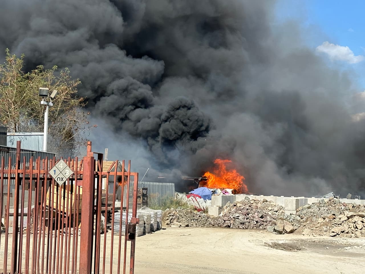 Las cuadrillas en el terreno colocaron múltiples líneas de suministro y llevaron mangueras a varias propiedades afectadas por el incendio para tratar de contenerlo lo más pronto posible.