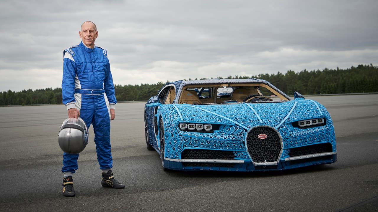 En la foto vemos a Andy Wallace, legendario piloto de competencias y piloto oficial de Bugatti para el desarrollo de sus productos.