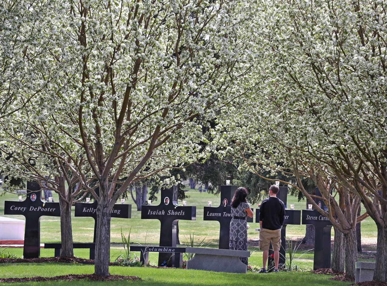 El 20 de abril de 1999, dos estudiantes de Columbine High School, en Littleton, Colorado, llevaron a cabo un ataque armado que dejó 12 estudiantes y un docente muertos. Decenas de personas resultaron heridas mientras estudiantes y profesores intentaban ponerse a salvo dentro del plantel. Los dos atacantes murieron por suicidio. La masacre conmocionó a Estados Unidos y se convirtió en un punto de referencia en las discusiones sobre violencia juvenil, acceso a armas y prevención de ataques en escuelas. En los años posteriores, las víctimas y sobrevivientes han sido recordados en ceremonias y memoriales en la comunidad.