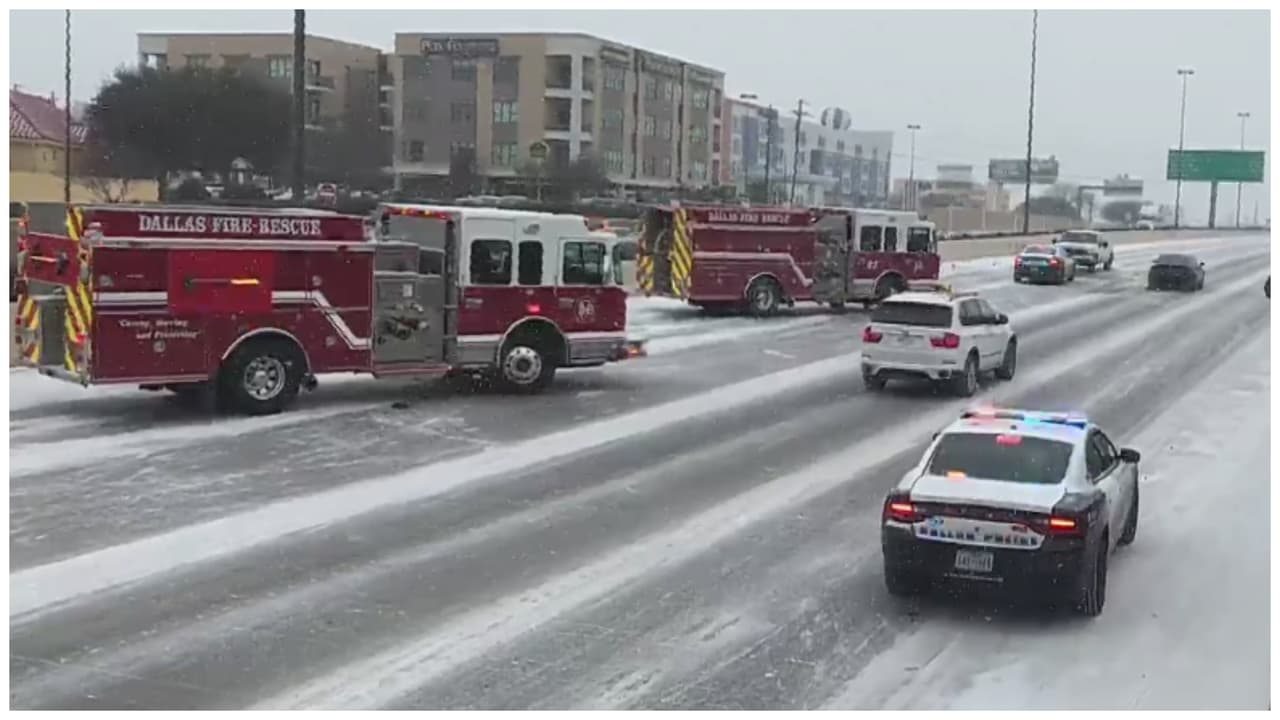 Bomberos y oficiales de la policía han llegado hasta el lugar para atender la emergencia provocada por el tiempo invernal en el área y que ha causado congestión vehicular. Autoridades recomiendan a los habitantes no salir de sus casas o conducir de manera prudente para evitar incidentes.