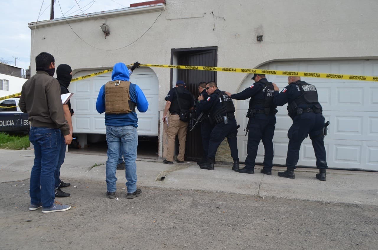 Policías y elementos del Ejército mexicano se trasladaron a la vivienda ubicada en la calle Santa Teresa del fraccionamiento Cuesta Blanca, en respuesta a una denuncia de que allí “se realizaban actividades ilícitas”, informó la Fiscalía estatal.