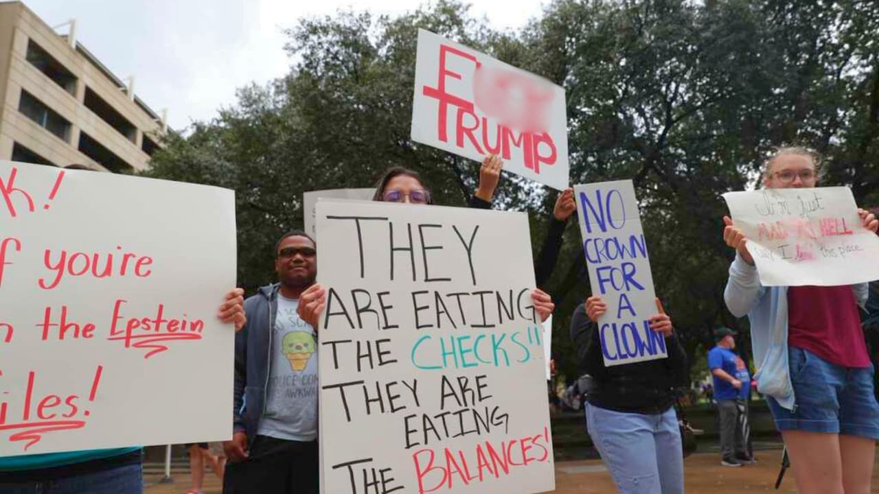 En el Metroplex de Dallas - Fort Worth, ni la lluvia detuvo a manifestantes en la protesta 'No Kings'.