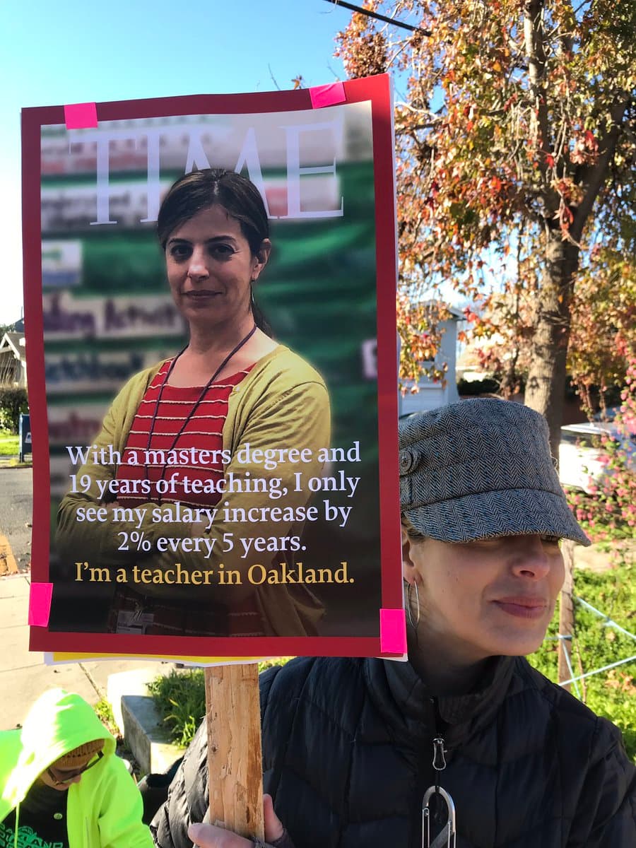 Algunas maestras optaron por imitar las portadas de la revista "Time" para enviar poderosos mensajes. En éste se lee: "Con una maestría y 19 años de experiencia como maestra, apenas veo mi salario incrementar un 2% cada 5 años. Soy una maestra en Oakland".