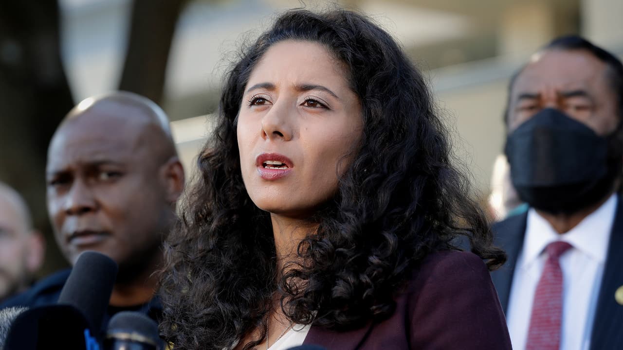 "Quien no vota, no tiene la representación": Lina Hidalgo motiva a los hispanos a salir a votar