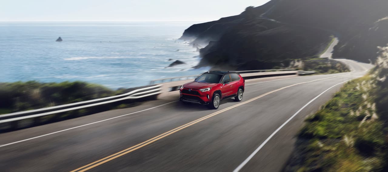 En el caso de la versión XSE, la RAV4 Prime se distingue por su pintura exterior de dos tonos, rines de aleación de 19 pulgadas, luces verticales de acento con tecnología LED y faros delanteros adaptativos.