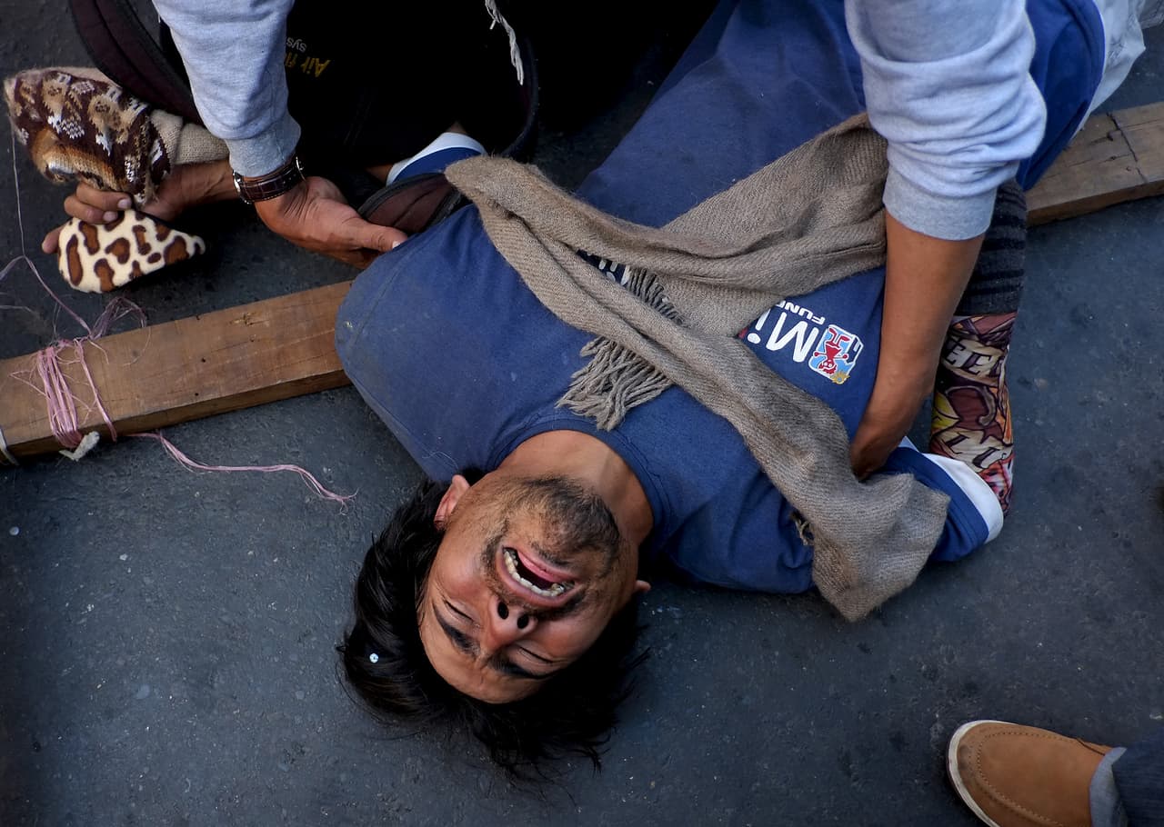 Un manifestante discapacitado es afectado por el gas lacrimógeno lanzado por la policía anti disturbios de Bolívia.
