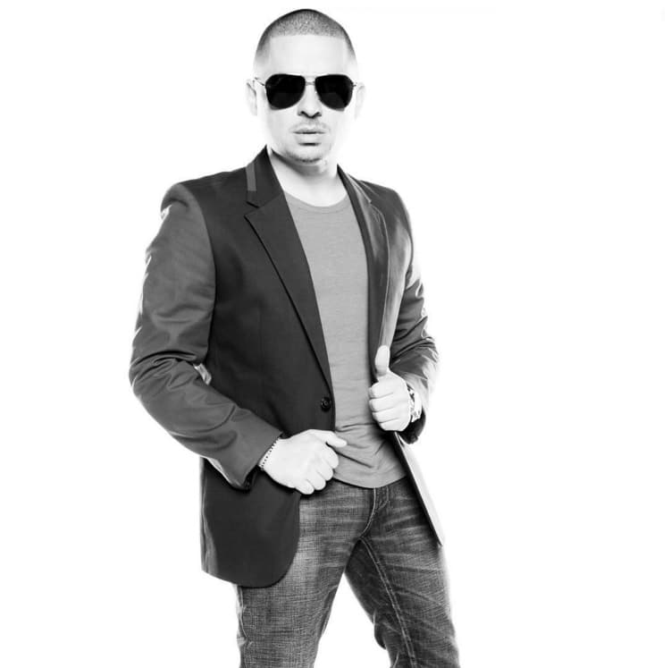 Hace cuatro semanas, Larry Hernández lucía así antes de que estallara la noticia de su arresto el pasado 25 de septiembre.