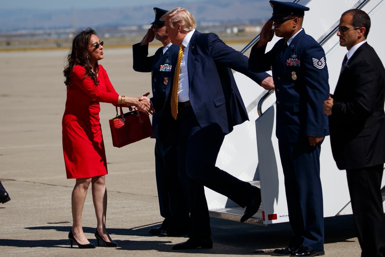 El presidente Trump llegó al aeropuerto de Mountain View y fue recibido por Harmeet Dhillon, del Comité Nacional Republicano.