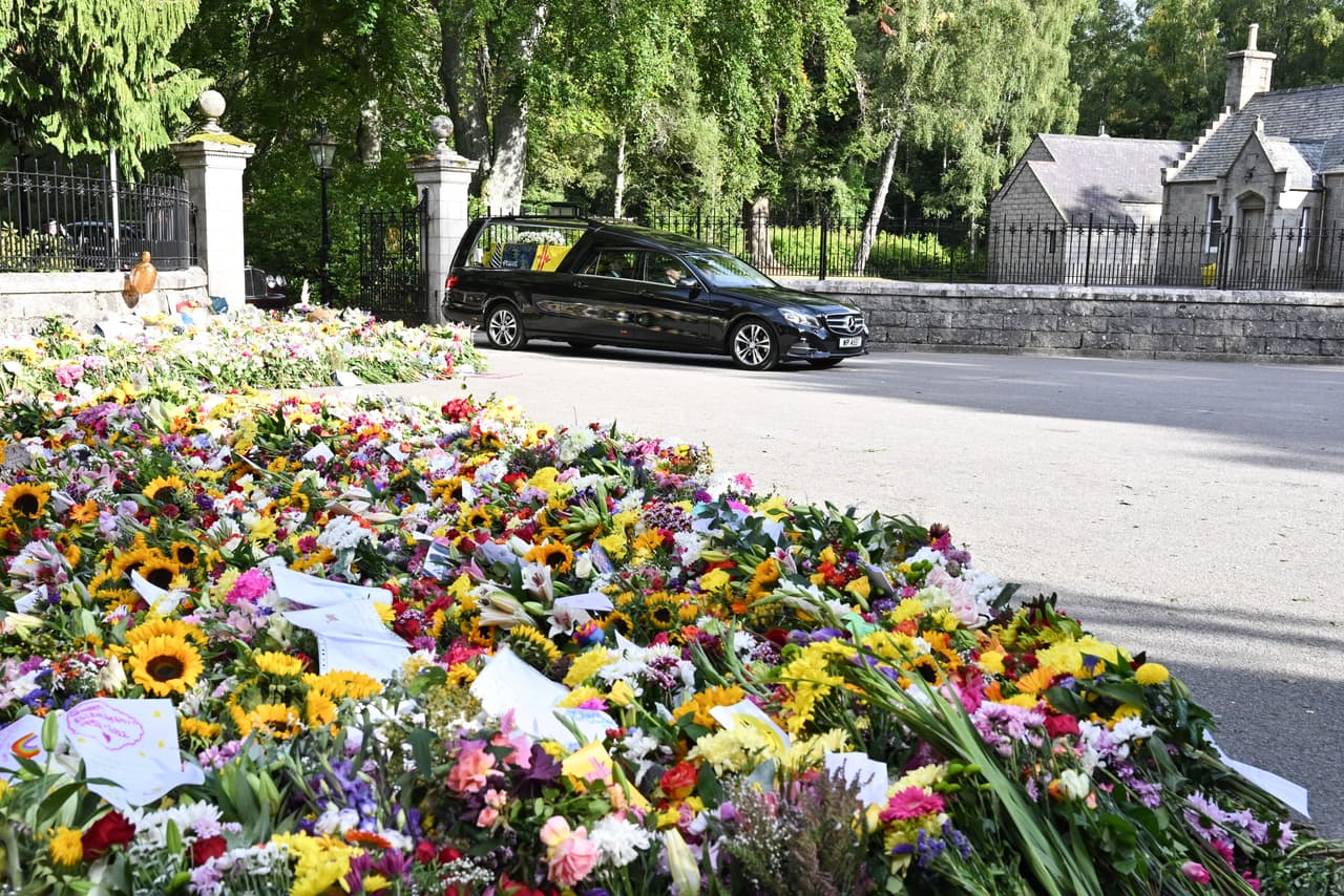 En cada localidad y pueblo por la que pasó el cortejo se vieron escenas similares de muestras silenciosas de respeto. La gente se quedaba parada, algunos aplaudían, otros apuntaban las cámaras de sus celulares a la caravana.
<br>