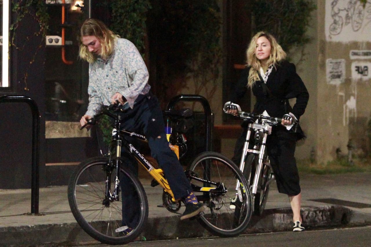 Por lo visto en sus redes sociales, él disfruta de correr en patineta junto a sus amigos.