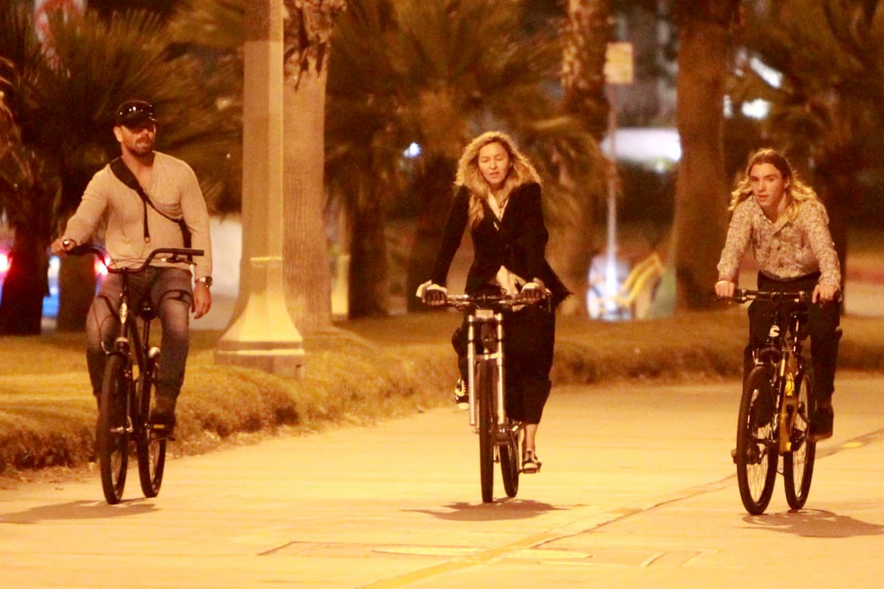El joven dejó crecer su cabello y adoptó un estilo de los 80.
