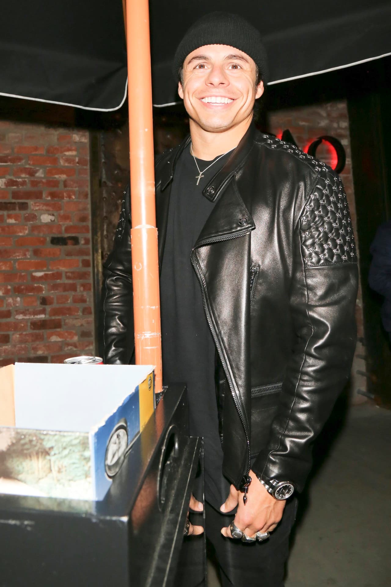 El cantante y Emeraude Toubia se reunieron con el exnovio de Jennifer Lopez en el restaurante TAO de Hollywood.