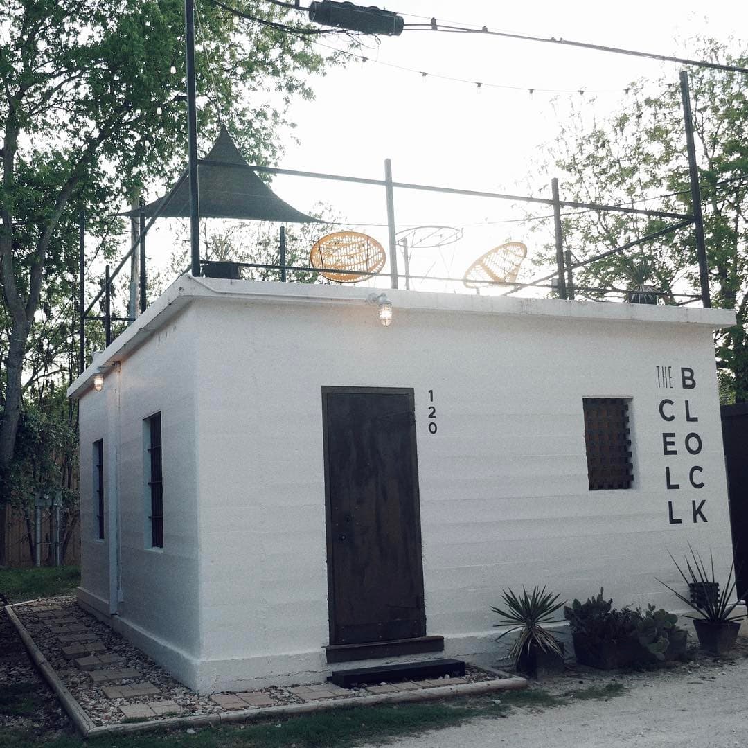 La pareja pasó una noche muy peculiar, pues en Texas existe un hotel en el que las habitaciones son celdas de prisioneros. "Dormir en una celda de 1930 #bucketlist #Places #Wanderer", comentó la actriz.