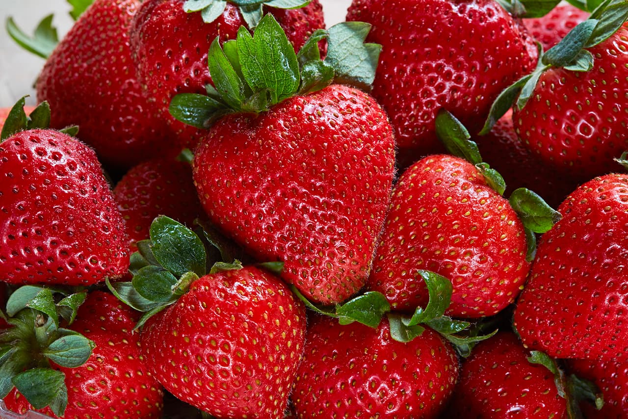Fresas (strawberries) Contienen sustancias protectoras y antioxidantes naturales que nos protegen de muchas enfermedades y nos ayudan a tener las defensas de nuestro organismo listan para enfrentar las adversidades que nos rodean a diario.
