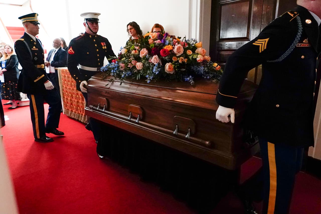 Un equipo de portadores del cuerpo de las Fuerzas Armadas mueve el ataúd de la ex primera dama Rosalynn Carter después de un servicio de homenaje en la Iglesia Glenn Memorial en la Universidad Emory.