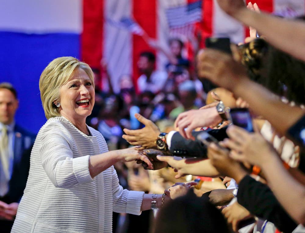 Hillary Clinton saludó a sus seguidores en un acto en Nueva York. "Esta elección es diferente. Es en realidad acerca de quiénes somos como nación"