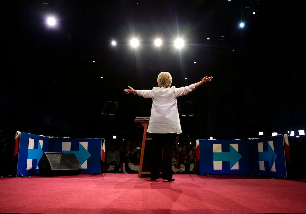 "Nuestros hijos y nietos mirarán hacia atrás, hacia este tiempo y estas decisiones que estamos a punto de tomar (...) Necesitamos asegurarnos de que estarán orgullosos de nosotros", señaló Hillary ante un auditorio repleto de seguidores eufóricos por la meta alcanzada