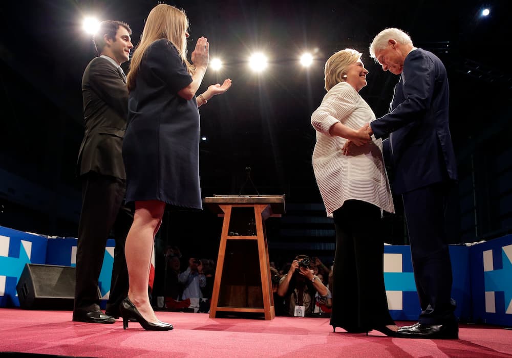 "Sabemos que somos más fuertes unidos", dijo Clinton en una invitación clara a los seguidores del senador por Vermont, Bernie Sanders