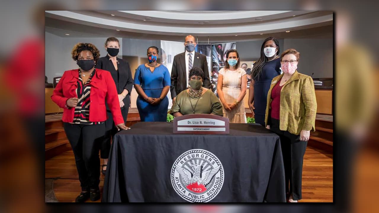 <b><a href="https://www.univision.com/local/atlanta-wuvg/escuelas-publicas-de-atlanta-modifica-el-plan-inicial-para-el-regreso-a-clases">Las Escuelas Públicas de Atlanta</a></b> comenzarán el año académico 2020-2021 dos semanas después de lo planeado debido a la pandemia de
<b><a href="https://www.univision.com/temas/coronavirus">COVID-19.</a></b>
<br>
<br>La junta votó el lunes por unanimidad para
<b>comenzar la escuela el 24 de agosto en lugar del 10 de agosto.</b>
<br>
<br>La nueva fecha les daría a los maestros y las familias más tiempo para prepararse para el aprendizaje virtual. La junta aún necesita dar la aprobación final al cambio de calendario en su reunión de agosto.
<br>
<br>Los estudiantes de Atlanta aprenderán virtualmente durante al menos las primeras nueve semanas del semestre, o hasta que haya una propagación mínima o moderada del virus, según un plan presentado por la superintendente Lisa Herring.