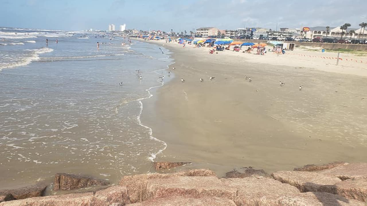 Este fin se semana de
<b><a href="https://www.univision.com/local/houston-kxln/big-rivers-waterpark-en-houston-abre-sus-puertas-el-fin-de-semana-del-memorial-day">Memorial Day</a></b> familias completas se preparan para disfrutar de las cálidas temperaturas frente al mar.