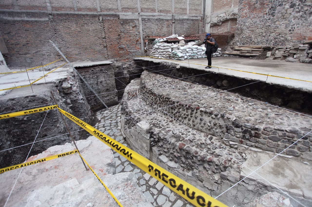 El templo prehispánico fue construido entre los años 1486 y 1502, dedicado a Ehécatl-Quetzalcoatl, el dios mexica del viento. 
<br>