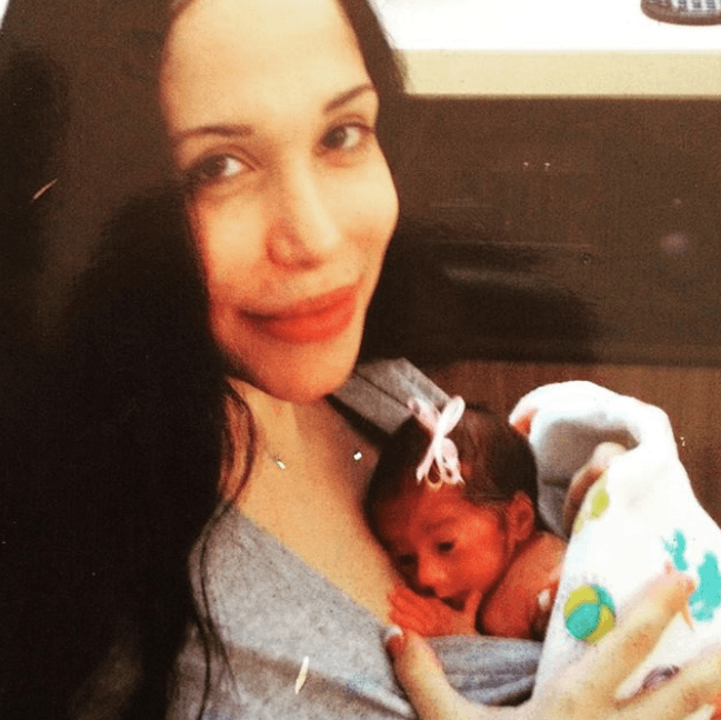 En 2009, Suleman se convirtió en madre de ocho niños más, seis varones y dos niñas que pesaron de una a tres libras y nacieron a las 31 semanas de gestación.
<br>