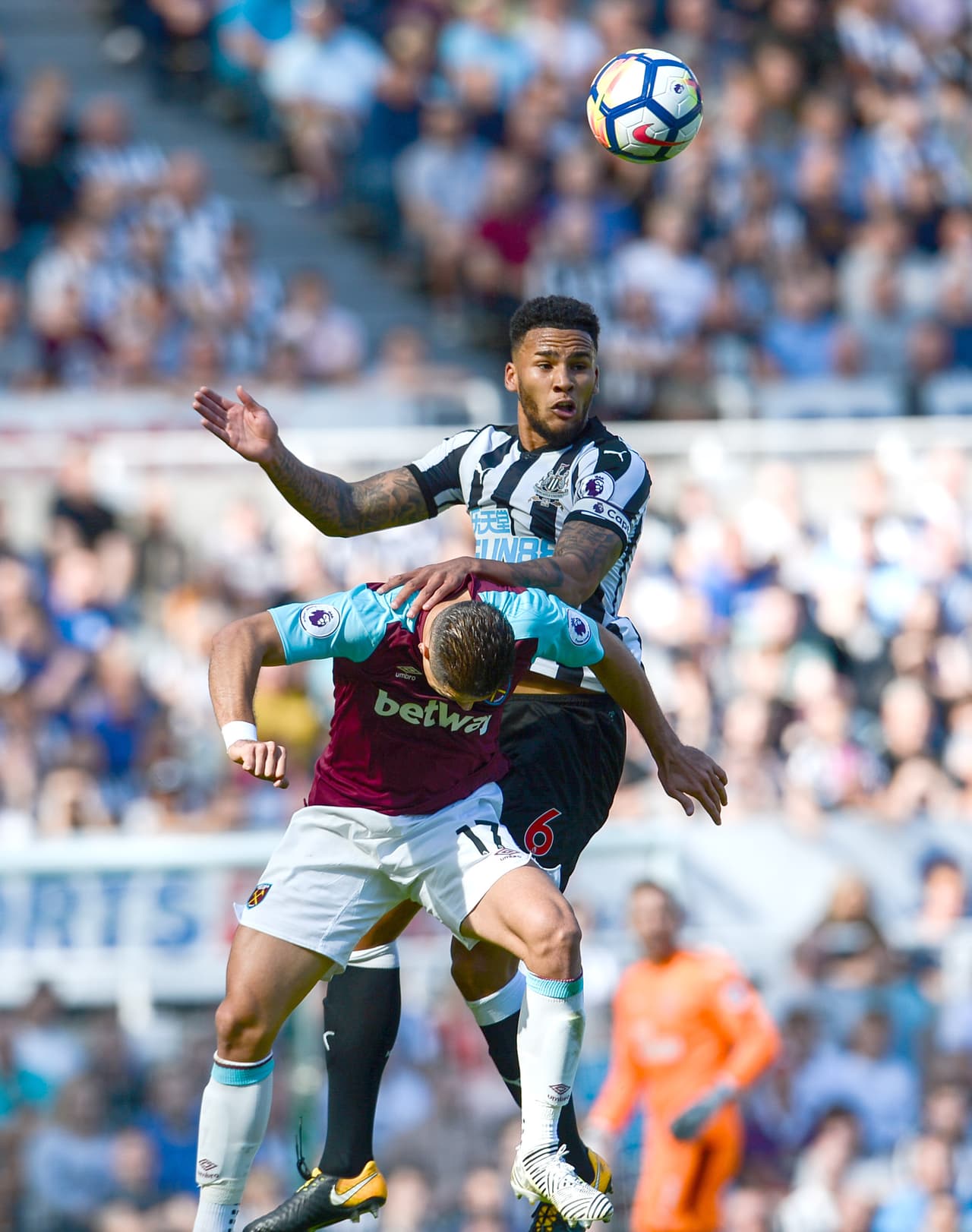 En los clubes de la Premier es indispensable que los delanteros puedan ganar duelos por aire.