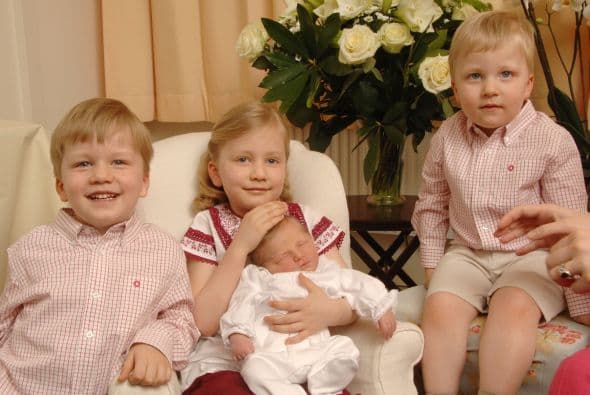 Elisabeth de Bélgica es la heredera al trono de su padre, Felipe, el rey de los Belgas. Tiene 12 años y es la mayor de cuatro hermanos.Además de su formación real, asiste al colegio y toma clases de danza. Sus padres han procurado que su vida pública sea limitada, sin embargo toma su papel ocasionalmente y siempre deja una buena impresión.Comparte mucho tiempo con sus padres y hermanos en actividades muy familiares.