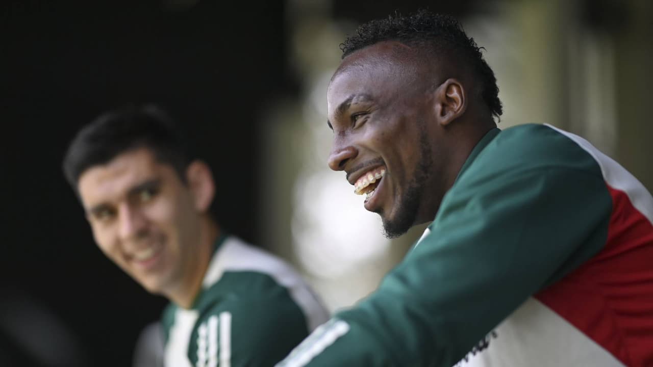 ¡Está maravillado! Julián Quiñones entrena con tremenda sonrisa con el Tri