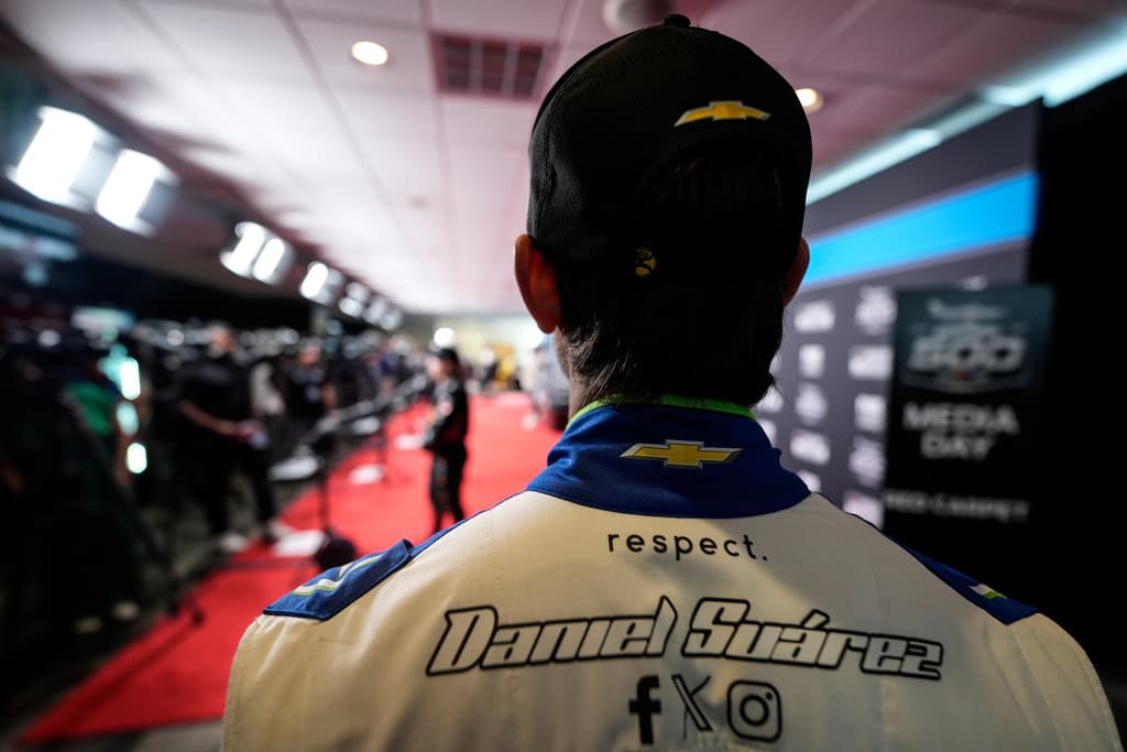 <b>Daniel Suárez y su nueva etapa. </b>Fotografía de Daniel Suáre, quien conduce el Chevrolet No. 7 de Spire Motorsports. La imagen representa el inicio de una nueva fase en su carrera dentro de NASCAR, con aficionados latinos apoyando al piloto regiomontano en la carrera más importante del calendario.