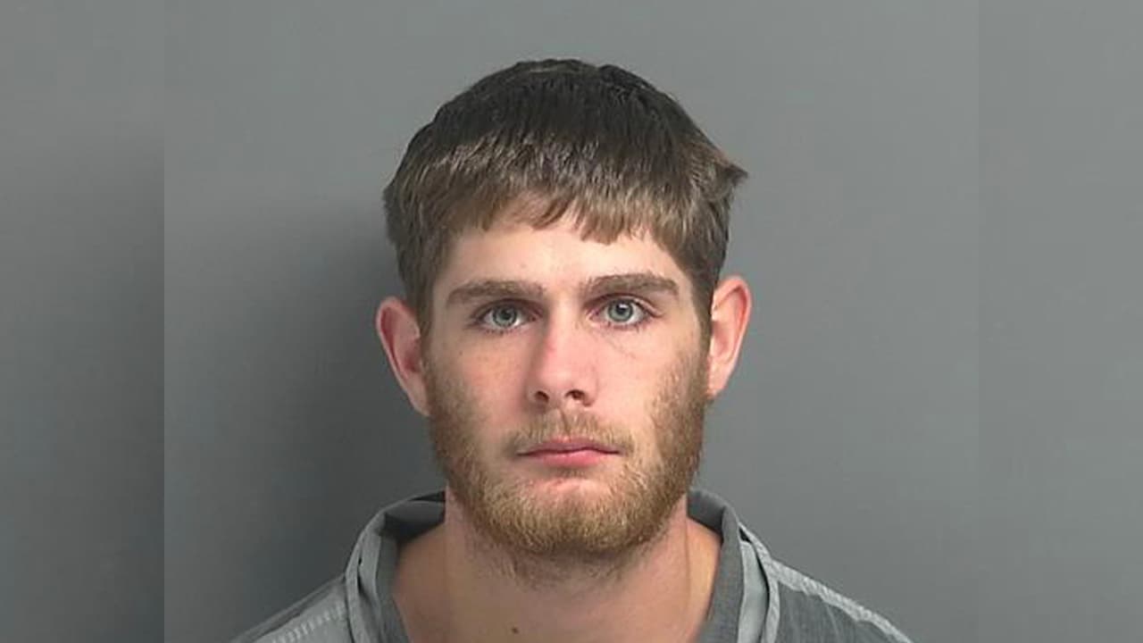 Robert Michael Jr. Brown, 24 años. Acusado de evadir un arresto a bordo de un vehículo. Visto por última vez en Henry Lane, Conroe.