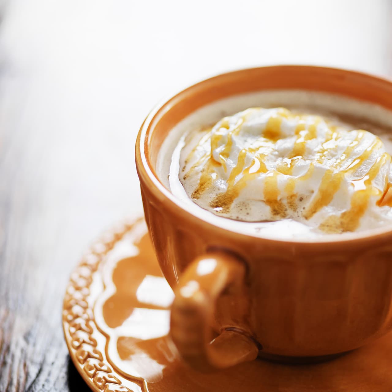 <a href="http://www.univision.com/estilo-de-vida/bebidas-tradicionales/el-pumpkin-spice-latte-la-bebida-que-marca-la-llegada-del-otono-en-verano"><b>Pumpkin Spice Latte:</b></a>
<br>El café con sabores agregados (chocolate, vainilla, por nombrar los más trillados) conoció el éxito con el lanzamiento de esta bebida de temporada preparada con calabaza que se puede encontrar en cadenas o
<b><a href="http://bluebirdteaco.com/us_en/pumpkin-spice-latte-kit.html">para preparar en casa</a></b>. Starbuck's la sacó al mercado en 2003 y desde entonces ha reportado ventas que suman más de 200 millones de vasos.