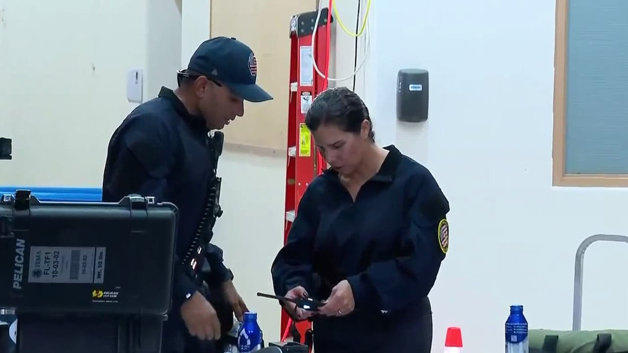 Huracán Isaias: ante llegada del meteoro, bomberos de Miami-Dade activan centro de mando en Tallahassee