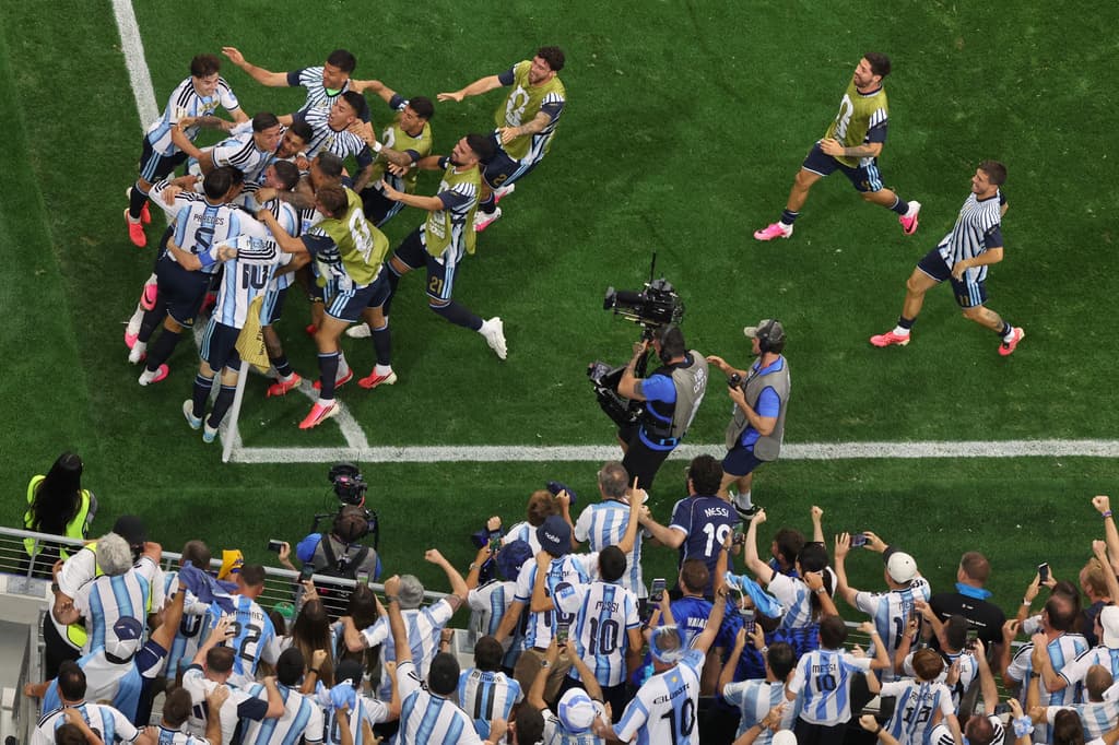El equipo de Argentina celebra su segunda anotación en el partido ante Austria en la fase de grupos de la Copa Mundial.