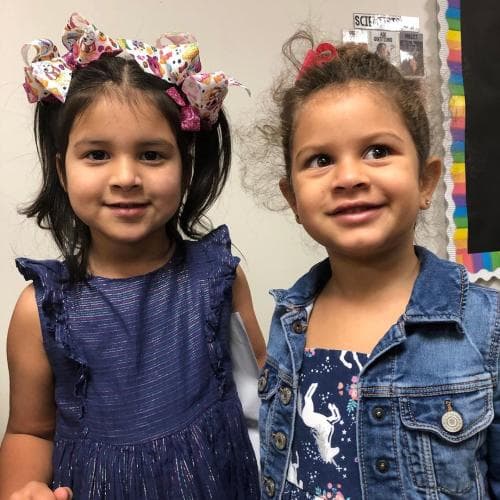 Otra de las amiguitas que hizo en el kínder fue Sofí, la hija menor de nuestra presentadora de noticias Elyangelica González.