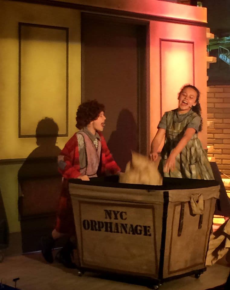 ¡Talento puro! Mía disfruta estar en el escenario.